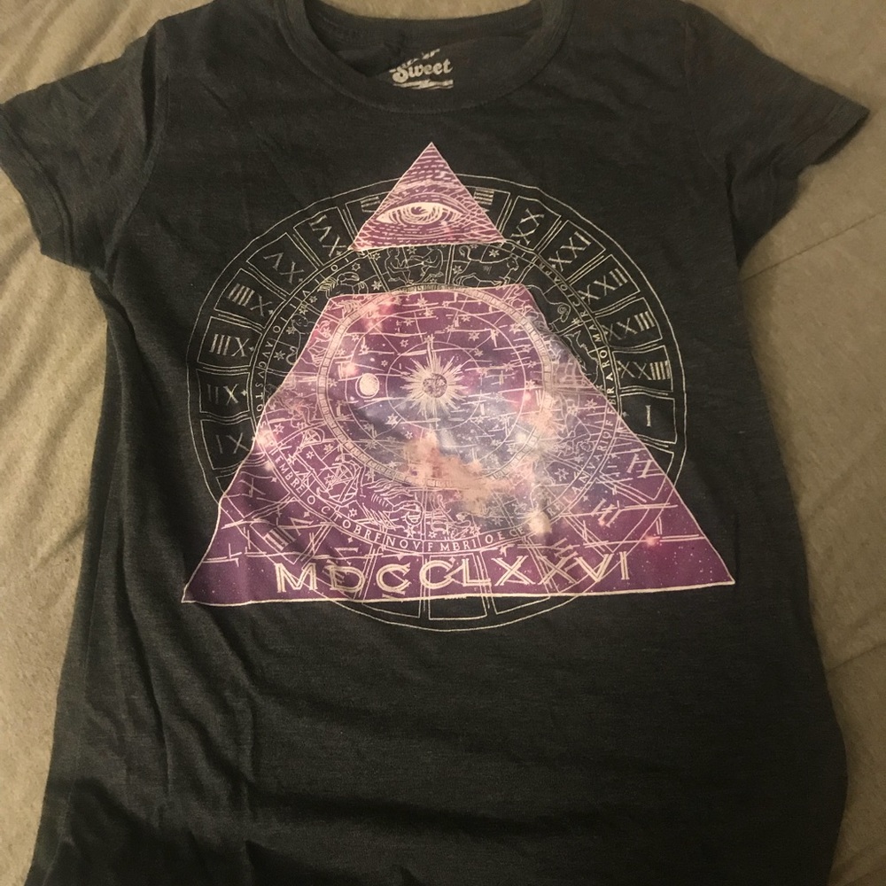 Dark grey triangle graphic tee from zumiez